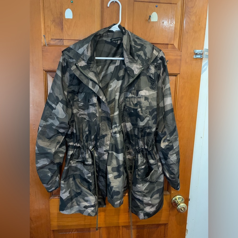 Women’s light 3/4 length windbreaker/rain jacket. Camouflage. With hood.Size 2X